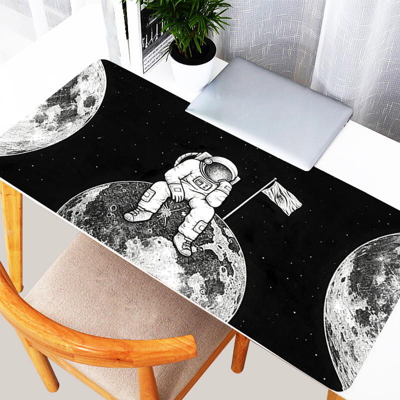Gaming Laptop Essential Accessories - 宇宙飛行士柄の白黒マウスパッド、ゲーマー向け必須アイテム、XXLサイズの拡張デスクマット、ノートパソコン用ゲーミングカーペット、PCアクセサリー、滑り止めマウスパッド